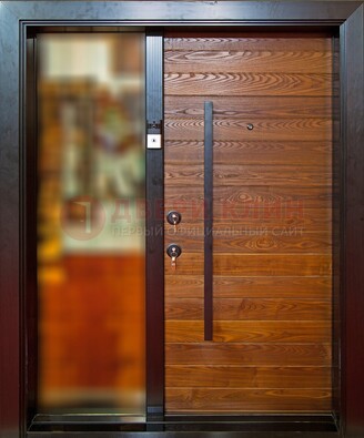 Коричневая входная дверь c МДФ панелью и стеклом ЧД-38 в частный дом в Дмитрове