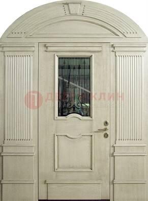 Белая входная дверь массив со стеклом и ковкой ДА-49 в Дмитрове
