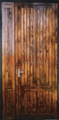 Коричневая металлическая дверь с евровагонкой ДЕ-10 в Дмитрове