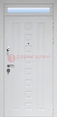 Белая металлическая дверь с фрамугой для коттеджа ДФГ-21 в Дмитрове