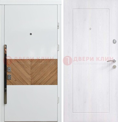 Белая железная дверь МДФ горизонтальной вставкой ДМ-265 в Дмитрове