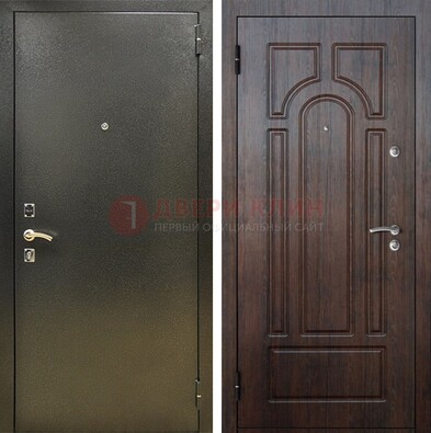 Железная темно-серая дверь с порошковым напылением и МДФ Тисненый орех ДП-275 в Дмитрове