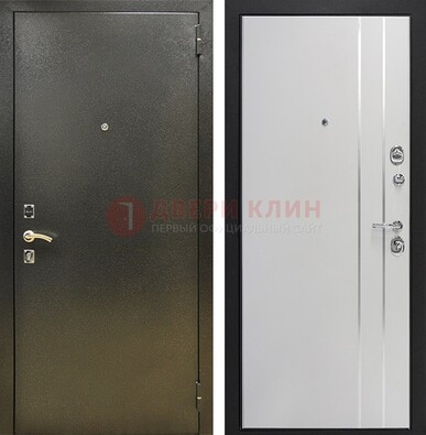 Железная темная дверь с порошковым покрытием и белая МДФ с молдингами  ДП-296 в Дмитрове