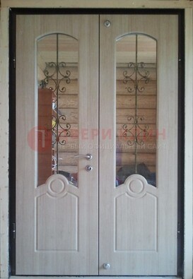 Парадная дверь со стеклянными вставками и ковкой ДПР-23 в деревянный дом в Дмитрове