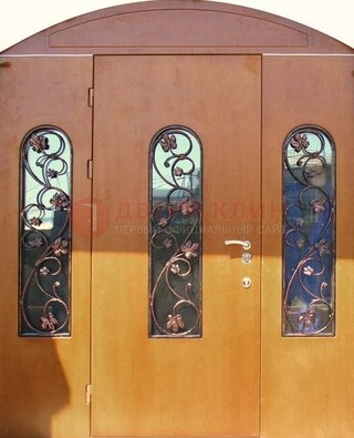 Парадная дверь со стеклянными вставками и ковкой ДПР-28 в общественное здание в Ставрополе