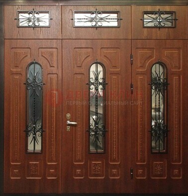 Парадная дверь с металлическими вставками и ковкой ДПР-72 в дом в Дмитрове
