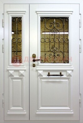 Белая парадная металлическая дверь со стеклом и ковкой ДПР-83 в Дмитрове