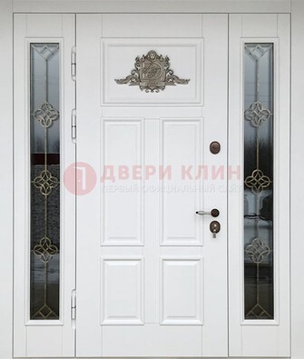Белая входная парадная дверь со стеклом и ковкой ДПР-92 в Дмитрове