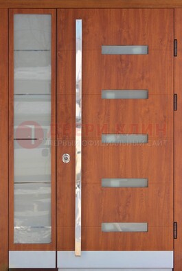 Коричневая металлическая дверь со стеклом ДС-72 в Дмитрове
