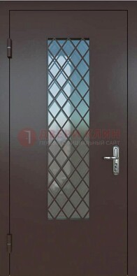 Темная металлическая дверь с решеткой и стеклом ДС-7 в Дмитрове