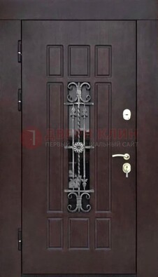 Коричневая уличная дверь со стеклом и ковкой ДСК-114 в Дмитрове