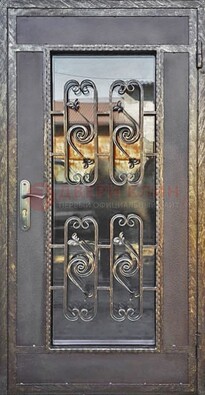 Коричневая наружная дверь порошок со стеклом и ковкой ДСК-160 в Павловском Посаде