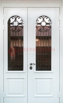 Белая стальная дверь стекло с ковкой и филенкой ДСК-201 в Дмитрове