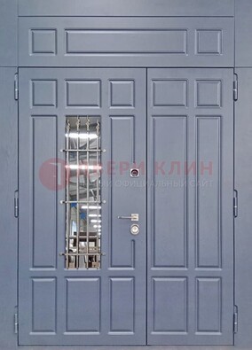 Серая двухстворчатая дверь Винорит со стеклом и ковкой ДСК-234 RAL 7024 в Дмитрове