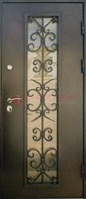 Входная дверь Дверь со стеклом и ковкой черного цвета ДСК-76 для веранды в Дмитрове