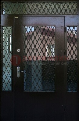 Коричневая тамбурная дверь со стеклянными вставками и ковкой ДТМ-32 в Перми
