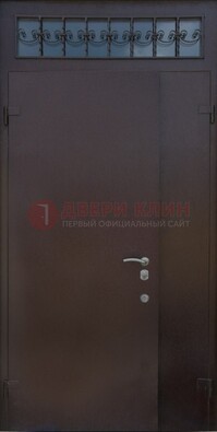 Коричневая тамбурная дверь со стеклянными вставками и ковкой ДТМ-39 в Дмитрове