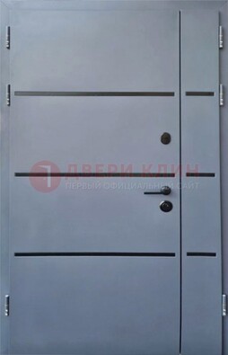 Серая металлическая тамбурная дверь с молдингами ДТМ-42 в Красногорске