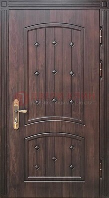 Коричневая уличная дверь с виноритом для дома ДВТ-235 в Дмитрове