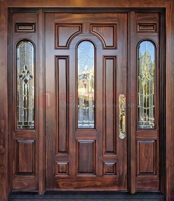 Железная классическая дверь с массивом дуба и витражом ВЖ-18 в Дмитрове