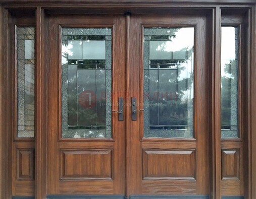 Распашная стальная дверь с массивом с витражом и фрамугами ВЖ-21 в Дмитрове