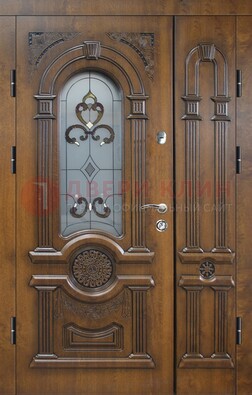 Коричневая двухстворчатая железная дверь с МДФ и витражом ВЖ-32 в Дмитрове
